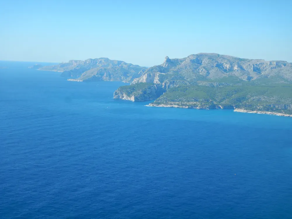 Un séjour voile et escalade dans les Calanques de Marseille.